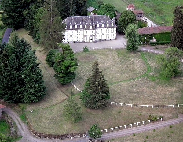 MonumentumFr's tweet photo. Château de Clavières à #Polminhac (#Cantal) Un premier château de Clavières a sans doute été construit au XIIIe siècle, la seigneurie apparaissant dans les textes en 1230, comme appartenant à la maison d'Albars...
Suite 👉 https://t.co/y8sYWVLBrK
#Patrimoine #MonumentHistorique https://t.co/FKqI23BufU