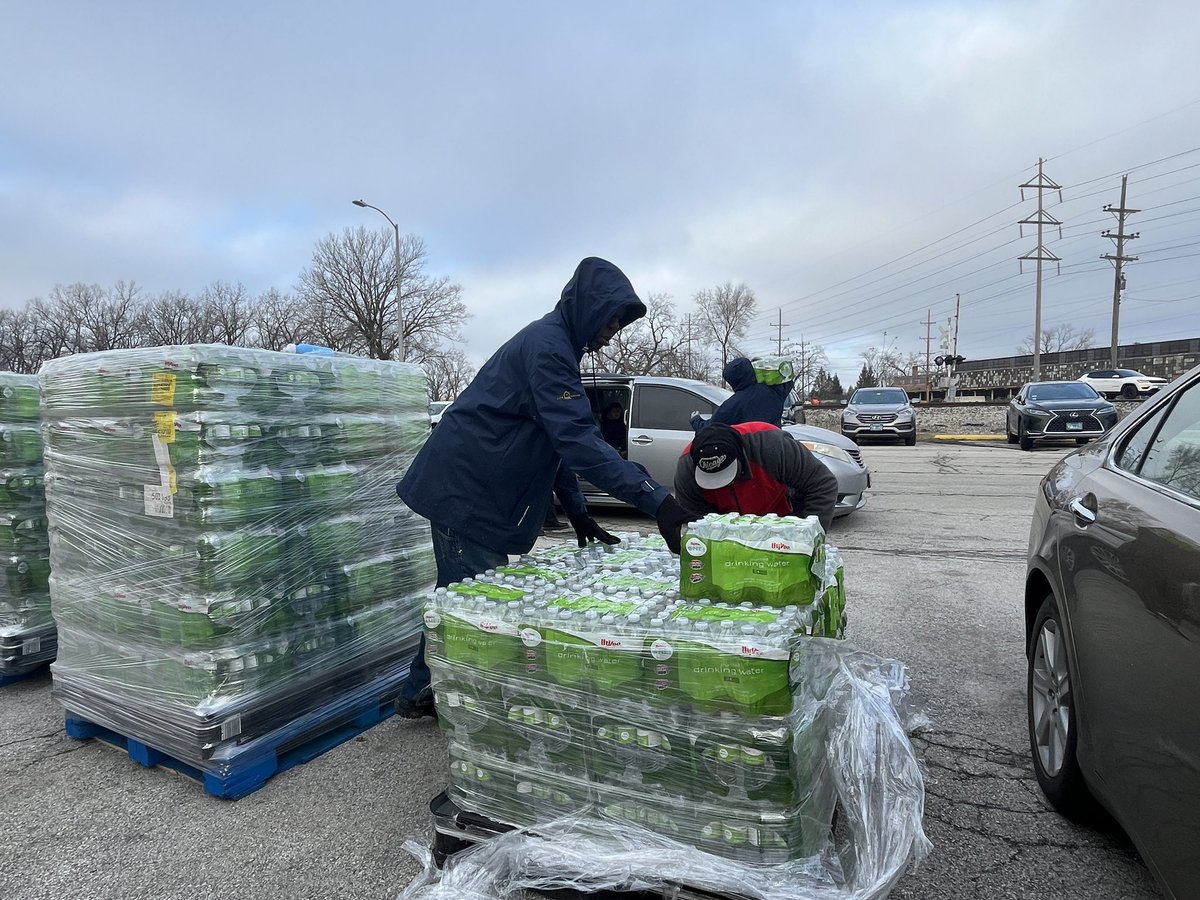Volunteers in Dixmoor giving out water until 5pm (or as long as supplies last) #dixmoorwater #watermainbreak Boil water order in place! Update at 4:00 <a href="/ABC7Chicago/">ABC 7 Chicago</a>