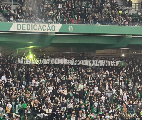 bancadadeleao's tweet photo. Juve Leo e Directivo

"Enquanto houve estrada para andar
a gente vai continuar a apoiar"
#SportingCP 

(fotos: @SimoesCortes) https://t.co/XBMNt9Yv0v