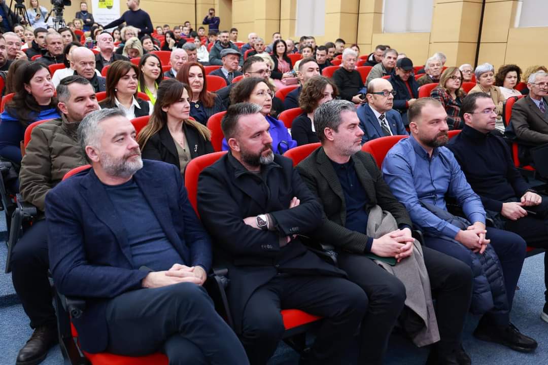 Fshsh1933's tweet photo. Presidenti i Nderit i 🇦🇱FSHSH-së, Eduart Shalsi, mes studentëve të Universitetit të Vlorës, në një bashkëbisedim mbi librin e Kasparovit, "Jeta si një lojë shahu"... 

Dy orë, në një shoqëri të këndshme dhe disa breza... shumë mikpritës...🙏 https://t.co/eN7oklk9tk