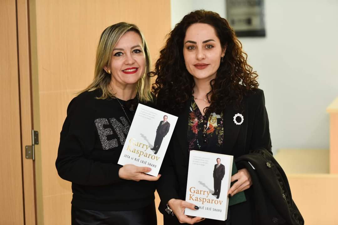 Fshsh1933's tweet photo. Presidenti i Nderit i 🇦🇱FSHSH-së, Eduart Shalsi, mes studentëve të Universitetit të Vlorës, në një bashkëbisedim mbi librin e Kasparovit, "Jeta si një lojë shahu"... 

Dy orë, në një shoqëri të këndshme dhe disa breza... shumë mikpritës...🙏 https://t.co/eN7oklk9tk