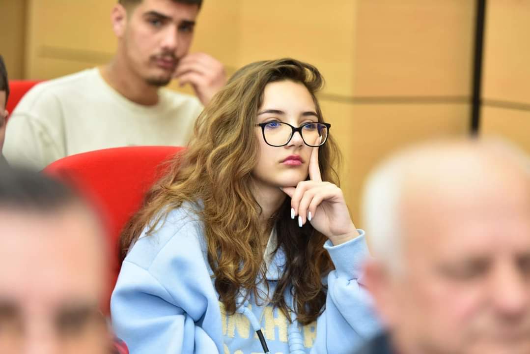 Fshsh1933's tweet photo. Presidenti i Nderit i 🇦🇱FSHSH-së, Eduart Shalsi, mes studentëve të Universitetit të Vlorës, në një bashkëbisedim mbi librin e Kasparovit, "Jeta si një lojë shahu"... 

Dy orë, në një shoqëri të këndshme dhe disa breza... shumë mikpritës...🙏 https://t.co/eN7oklk9tk