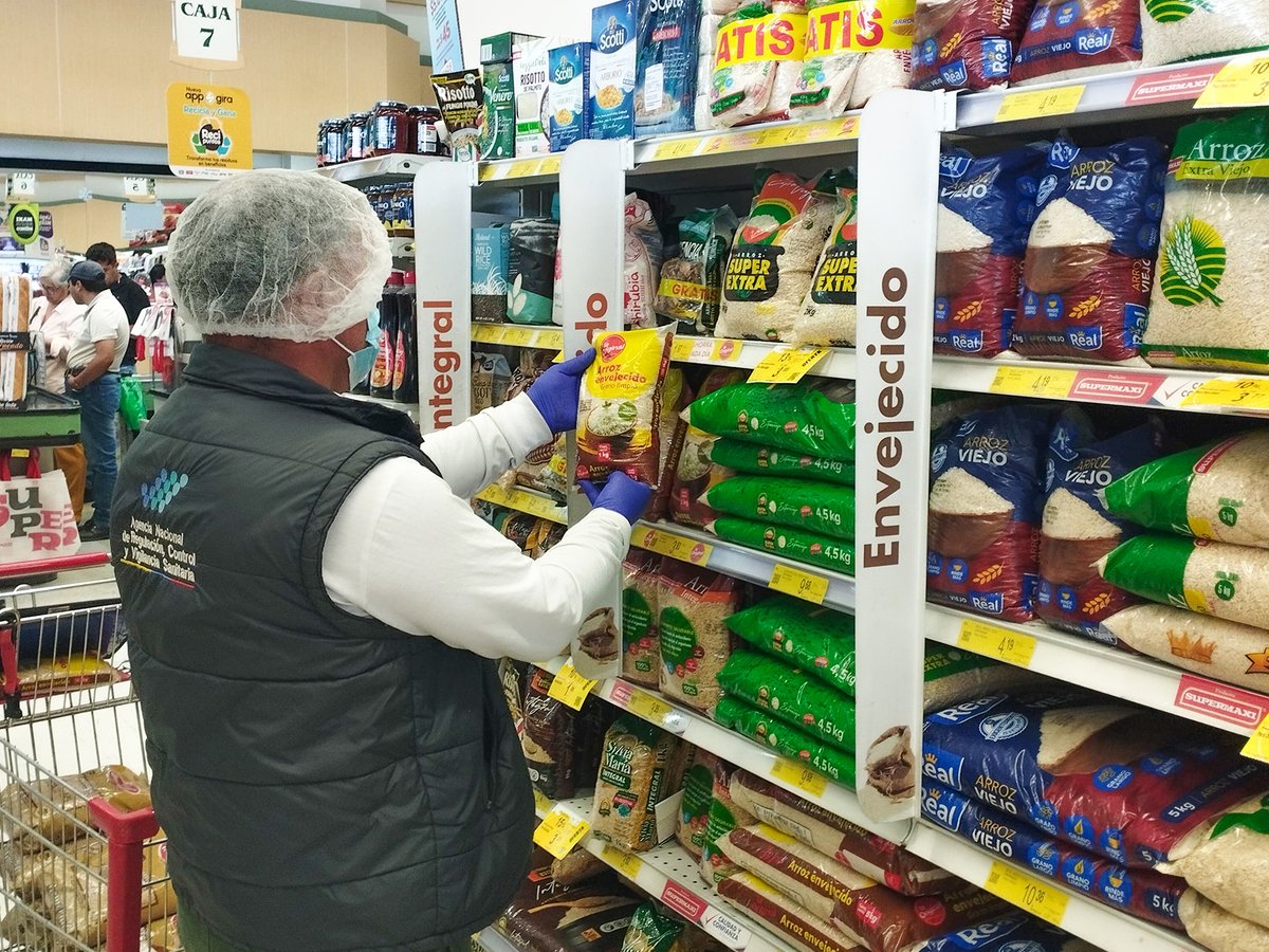 Arcsa_Ec's tweet photo. ¡#ArcsaControla el arroz que consumes! 🔎🍚

Nuestros técnicos se encuentran desplegados en todo el país para tomar muestras del arroz que se comercializa en establecimientos, a fin de determinar mediante análisis su inocuidad y seguridad. 

#ElNuevoEcuador 🇪🇨 https://t.co/FU2avx6lwI