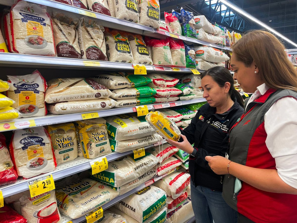 Arcsa_Ec's tweet photo. ¡#ArcsaControla el arroz que consumes! 🔎🍚

Nuestros técnicos se encuentran desplegados en todo el país para tomar muestras del arroz que se comercializa en establecimientos, a fin de determinar mediante análisis su inocuidad y seguridad. 

#ElNuevoEcuador 🇪🇨 https://t.co/FU2avx6lwI