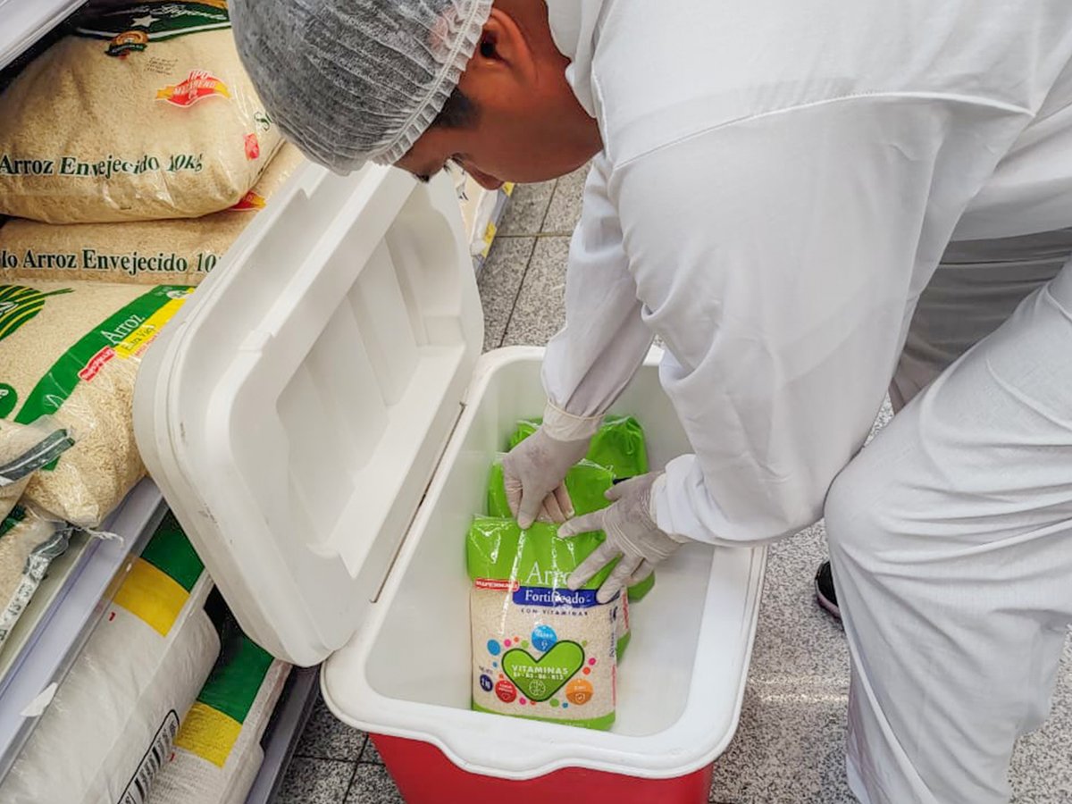 Arcsa_Ec's tweet photo. ¡#ArcsaControla el arroz que consumes! 🔎🍚

Nuestros técnicos se encuentran desplegados en todo el país para tomar muestras del arroz que se comercializa en establecimientos, a fin de determinar mediante análisis su inocuidad y seguridad. 

#ElNuevoEcuador 🇪🇨 https://t.co/FU2avx6lwI