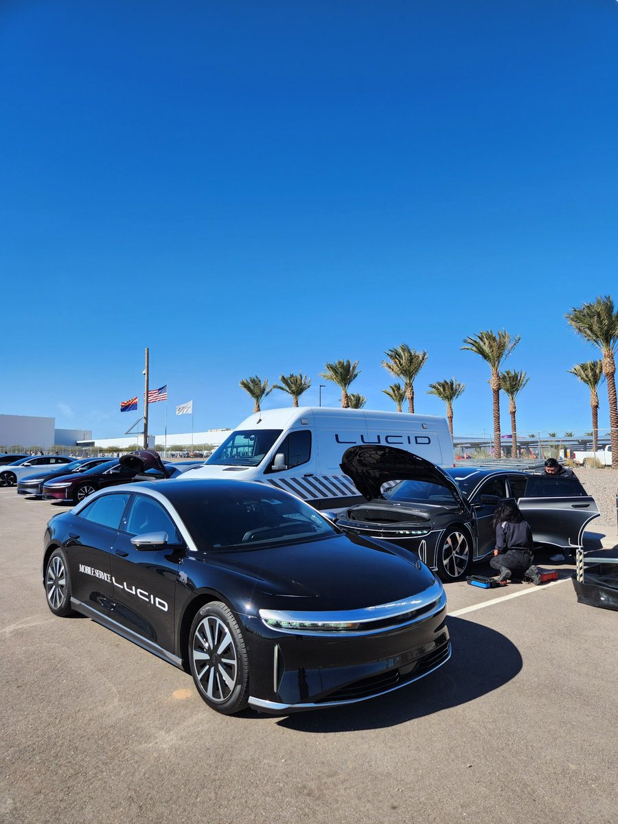 Tesla2Lucid's tweet photo. During the #LucidOwners 70-car rally to @LucidMotors AMP-1 in Casa Grande, AZ, mobile response team followed us. Nice touch. They were bored so had fixed a few minor things 🙏🫡 & even gave me some juice 🧃⚡️🔌🔋 #V2V #RangeXchange #MembershipHasItsPrivileges https://t.co/gGG0zsqIKj
