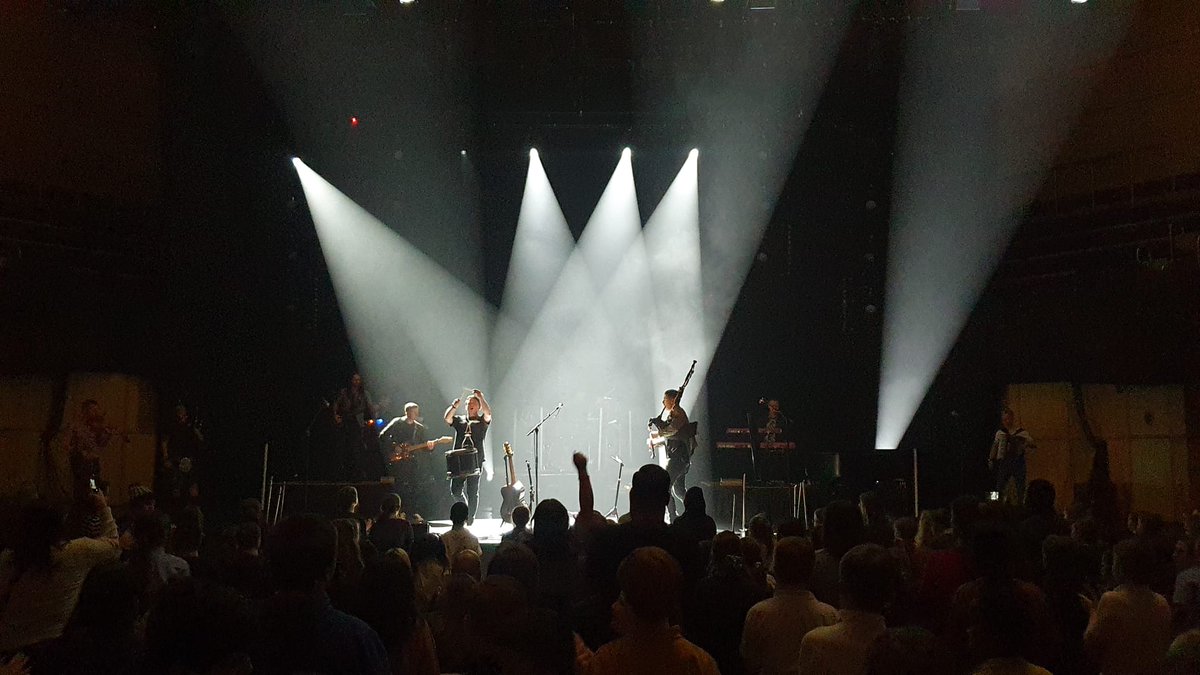 Primary 4-6 had the most brilliant time this morning watching <a href="/SKERRYVORE/">SKERRYVORE</a> perform as part of <a href="/ccfest/">Celtic Connections</a>! Our pupils had so much fun dancing to the music, thank you for the most uplifting Monday morning 🎶🎸🎻 <a href="/HyndlandPS/">Hyndland Primary</a>