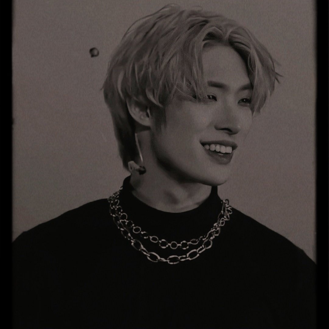 ᅟ 
   • 𝔭𝔩𝔞𝑦 𝔢𝔞𝔱 𝑦𝔬𝔲𝔯 𝑦𝔬𝔲𝔫𝔤 𝔟𝑦 𝔥𝔬𝔷𝔦𝔢𝔯.