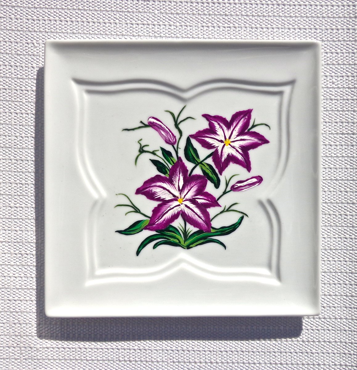 LPaintitpretty's tweet photo. Decorative plate https://t.co/qiS4FA6c8W #paintedplate #homedecor #giftsforher #SMILEtt23 #housewarminggift #CraftBizParty https://t.co/GL4jGdQ7wW