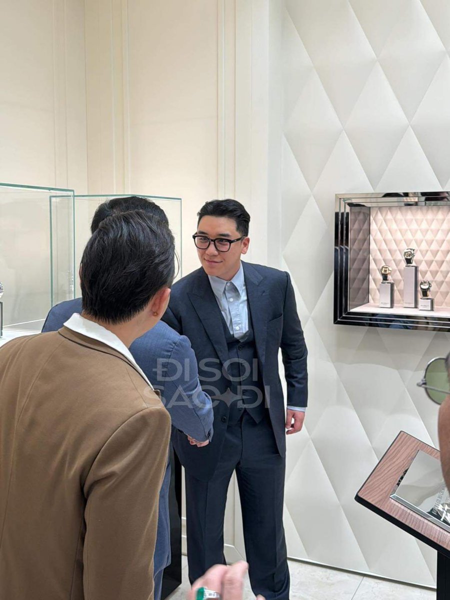 atttrr10's tweet photo. 23/01/2024

Vietnam Thread 🇻🇳 (Jan Ver)

He attended the opening ceremony of Jacob &amp; Co.'s first flagship store in Vietnam https://t.co/VHpsiH7sqZ