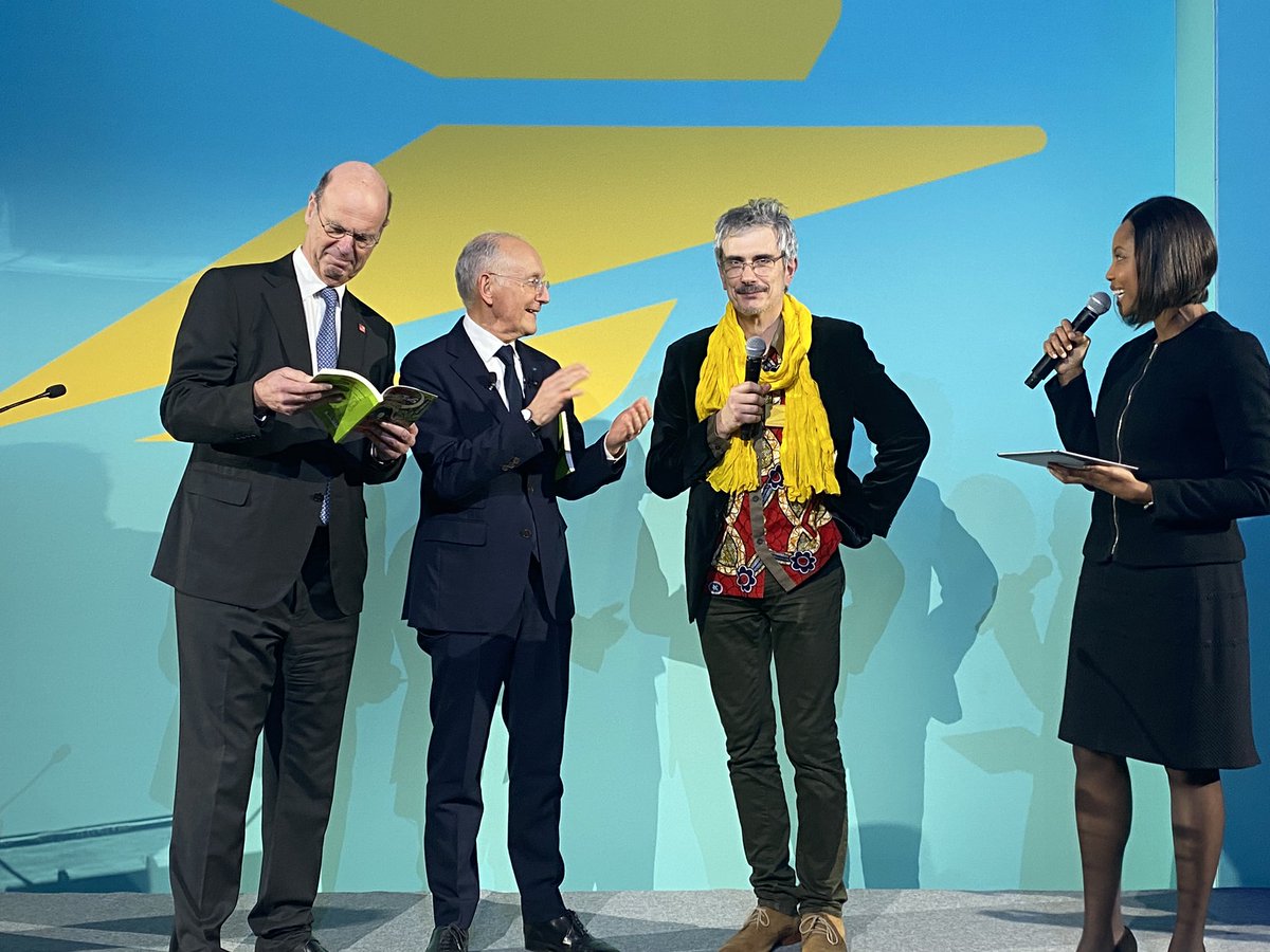 Fond_LaPoste's tweet image. Félicitations à Bruno Bourdet, lauréat du prix des postiers écrivains 2024 ! Il a été mis à l’honneur ce soir par Philippe Wahl aux vœux du @GroupeLaPoste pour son livre jeunesse Hibiscus et la gardienne du temps chez @EditionsExAequo
@LPNews_PDL 
#écrire #grandir #partager