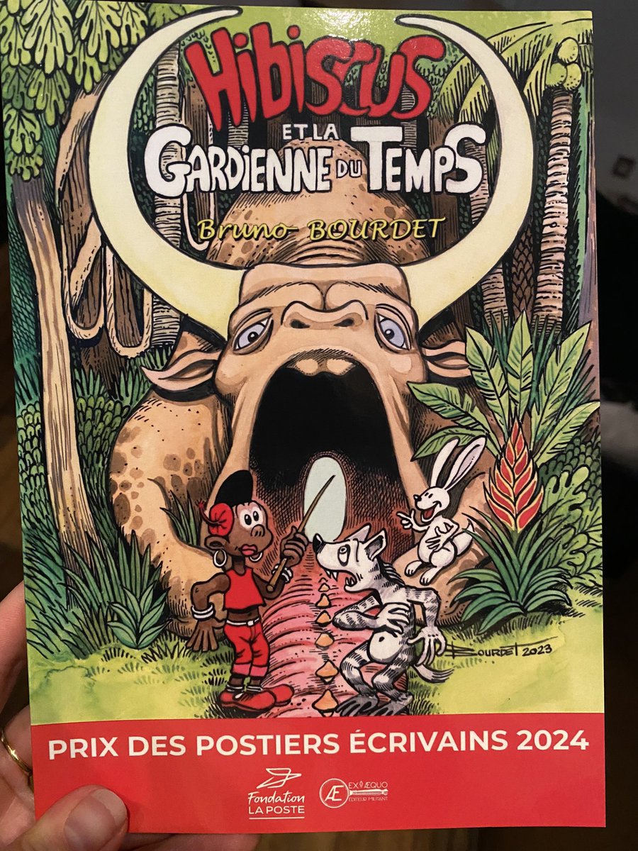 Fond_LaPoste's tweet image. Félicitations à Bruno Bourdet, lauréat du prix des postiers écrivains 2024 ! Il a été mis à l’honneur ce soir par Philippe Wahl aux vœux du @GroupeLaPoste pour son livre jeunesse Hibiscus et la gardienne du temps chez @EditionsExAequo
@LPNews_PDL 
#écrire #grandir #partager