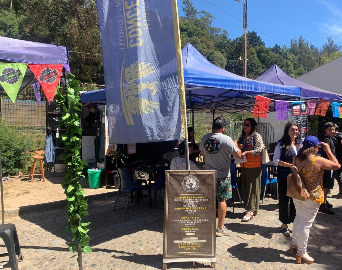 drt_biobio's tweet photo. ✅️ En sector #FoodTrucks de Feria Internacional de Arte Popular del #ParqueEcuador #Concepción, @DirecDelTrabajo #Biobio junto a @SENDABIOBIO, en trabajo intersectorial, difunden programas de prevención de consumo de alcohol y drogas, y altas temperaturas en lugares de trabajo https://t.co/Qo5zLAe5hU