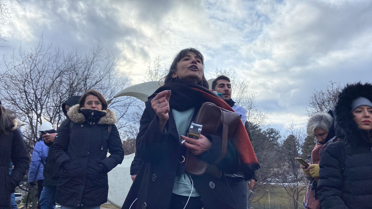 ogretmensendika's tweet photo. "Kenetlenme Zamanı!" demiştik. Birliğimiz güçlü ilkelere, dayanışmamız yüksek duygulara dayanıyor. Sendika sömürü duvarını itiyor. Patronların tahammül edemediği budur. Kol kola girmeye devam edeceğiz. #ÖğretmenlerMecliste https://t.co/hgo0GpKAPq