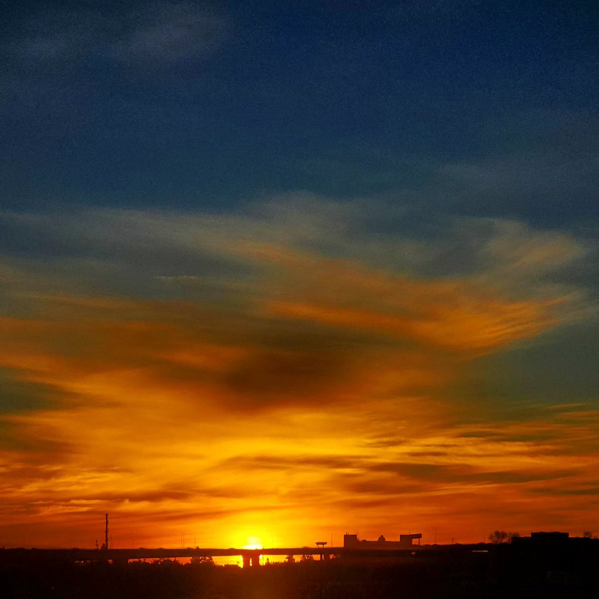 #goldenhour #lahoradorada #skyorange #ThePhotoHour #zenfolio #canonphotography #sunsetphotography #sunsetlovers #PhotographyIsArt #gallery #artgallery #amazing_captures #amazing_sunsets