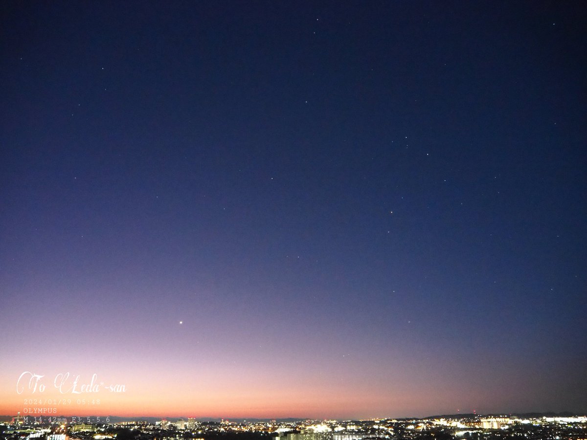 roseleonliliy78's tweet photo. 🪐2024/01/29🌟旧暦:12/19
🌹撮影📸🔭05:48

🌌東方のソラ　【その2】
夜明けのソラのグラデの中に

金星♀#Venus🪐🌟は射手座♐︎ の近く
さそり座♏︎🦂#Scopious 
蛇使い座　#Ophiuchus  
天秤座♎︎⚖️#Libra 
もりだくさん！

📸🔭冬のソラ🌹(*´˘`*)❁｡.💗🌸🦢🌟🪐 https://t.co/o9mPg6PkTy