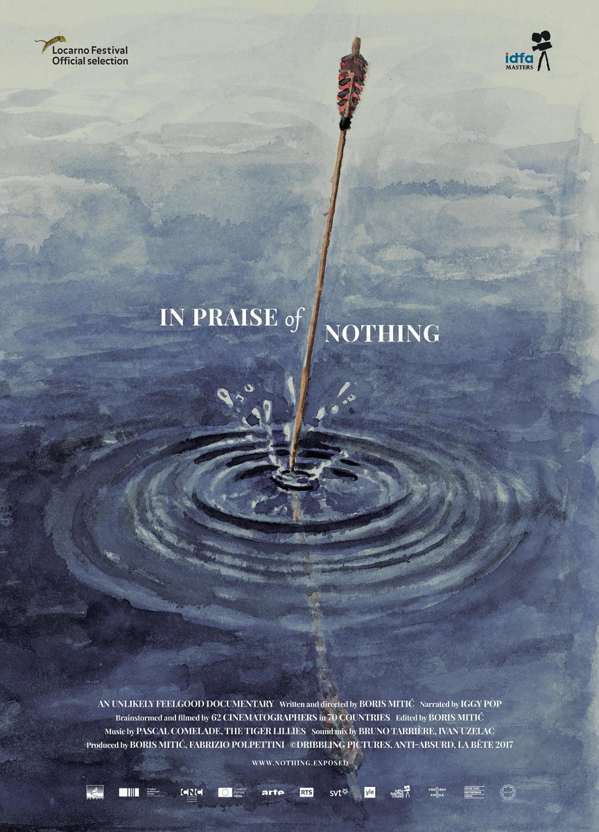 bernax16's tweet photo. Ayer vi la película más estimulante e inspiradora de cuantas he visualizado este mes. La descubrí in extremis, justo antes de que desapareciera del catálogo de @Filmin. Se trata de #InPraiseOfNothing (quien la vea sabrá que no es casual que su nombre se parezca a #InPraiseOfLove de Godard), película experimental narrada a través de la inequívoca voz de Iggy Pop donde la poética verbal y la visual se dan de la mano para dejarnos reflexiones sobre temas de toda índole: la naturaleza humana, el amor, la economía, el entretenimiento, la convivencia, los distintos tipos de sociedad y cultura... Todo con imágenes y sonidos de gran belleza grabados en más de 70 países, dejando a la postre un inmejorable ejercicio etnográfico y sociológico donde todos estamos llamados a pensar sobre lo que aquí percibimos. Ojalá pronto vuelva a la plataforma o se estrene en algún cine.