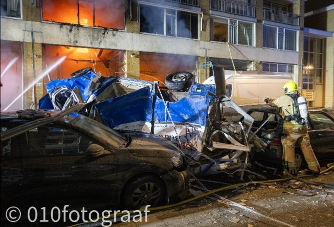 Emil_Blume's tweet photo. Montagabend brach in einem #Wohnkomplex am Schammenkamp in #Rotterdam ein #Großbrand aus. Ein Teil des Komplexes wurde vollständig zerstört. Nach Angaben eines Sprechers der Sicherheitsregion ist eine Person verletzt worden. https://t.co/RjTHAUR4s1