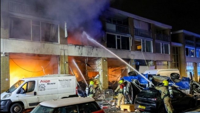Emil_Blume's tweet photo. Montagabend brach in einem #Wohnkomplex am Schammenkamp in #Rotterdam ein #Großbrand aus. Ein Teil des Komplexes wurde vollständig zerstört. Nach Angaben eines Sprechers der Sicherheitsregion ist eine Person verletzt worden. https://t.co/RjTHAUR4s1