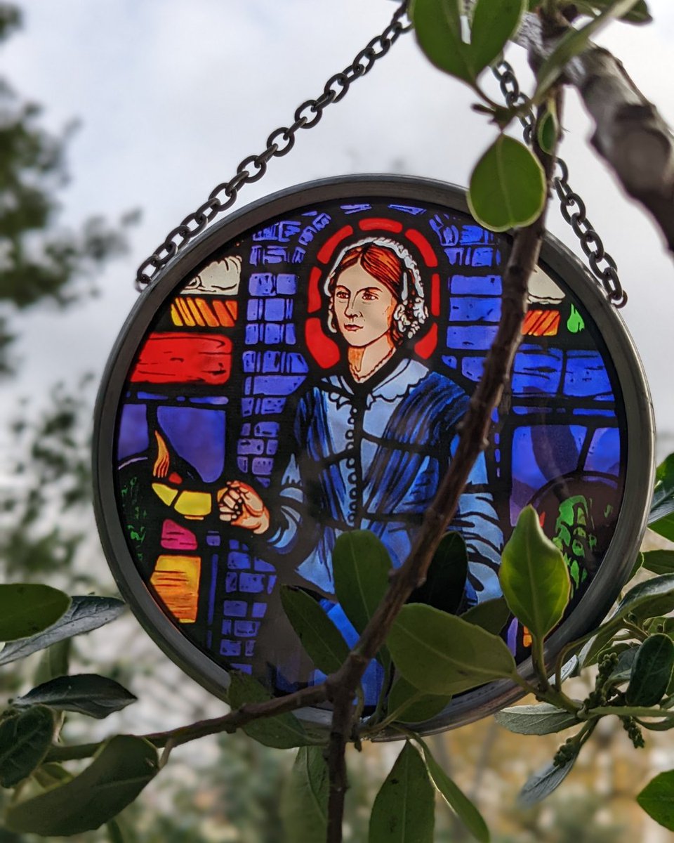 This stained glass roundel takes the image of Nightingale from a glass window panel. The panel dates from the early 20th century and is on display in the museum. Get this beautiful decoration from our shop & support the Museum: florence-nightingale.co.uk/product/staine…