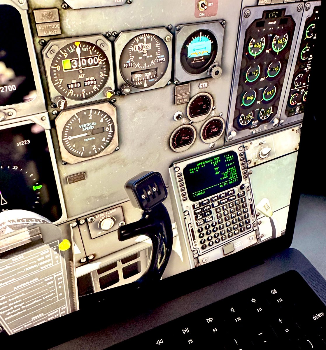 Очі бояться, руки роблять. Геть пропустив реліз Xplane 12, тестував на ньому улюблену модель 737 classic. Що що, а флайт модель багато в чому стала максимально наближена до реальності. Якось грав у VR то на мить здалось що чую запах кабіни і літака.