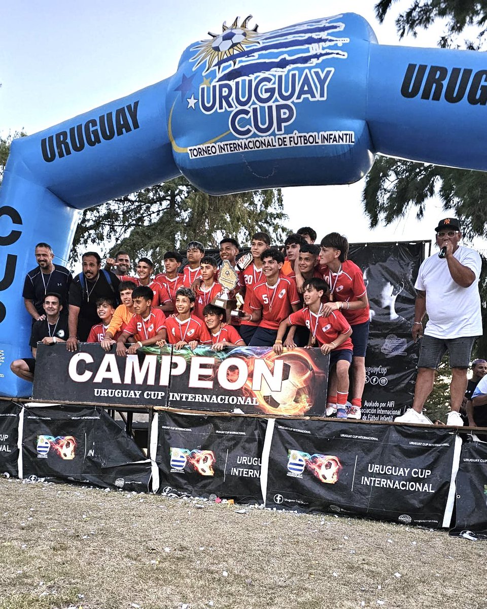 Campeones de la Uruguay Cup con la categoría 2008-09 de @DuraznoFC_ en nuestra primera participación! 🏆 Este proyecto sigue creciendo a paso firme 👏🏼