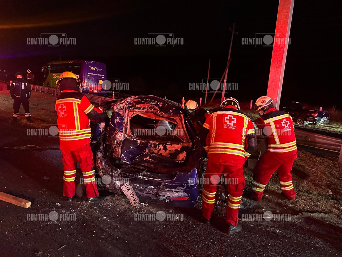 Contrapuntotlx's tweet photo. Cuatro personas sin vida fue el saldo de un aparatoso accidente vial registrado sobre la carretera México-Veracruz a la altura de Hueyotlipan. 
Los cuerpos de las 2 mujeres y 2 hombres fueron llevados al anfiteatro de la PGJE para la necropsia de ley. https://t.co/QQfauQzNsE