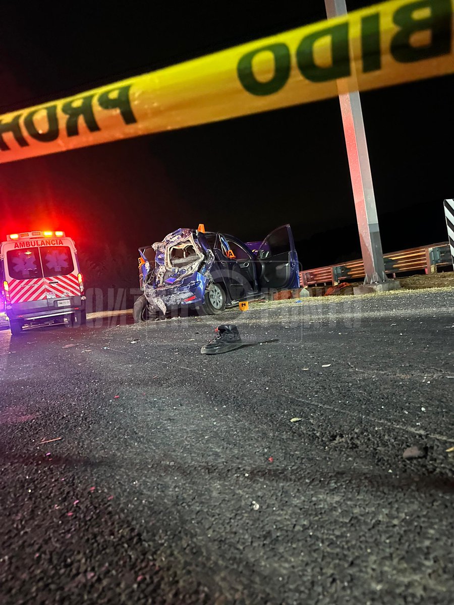 Contrapuntotlx's tweet photo. Cuatro personas sin vida fue el saldo de un aparatoso accidente vial registrado sobre la carretera México-Veracruz a la altura de Hueyotlipan. 
Los cuerpos de las 2 mujeres y 2 hombres fueron llevados al anfiteatro de la PGJE para la necropsia de ley. https://t.co/QQfauQzNsE