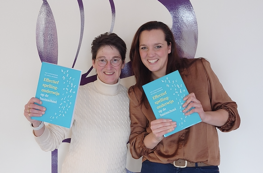 Vandaag mocht ik ons boek 'Effectief spellingonderwijs op de basisschool' in ontvangst nemen, dat ik samen met @AMTBosman heb geschreven bij <a href="/Uitgeverij_Pica/">Mark Veerman | Pica</a>! 

Hopelijk gaat ons boek veel leerkrachten helpen om nog effectievere spellinglessen te geven!

uitgeverijpica.nl/titels/effecti…