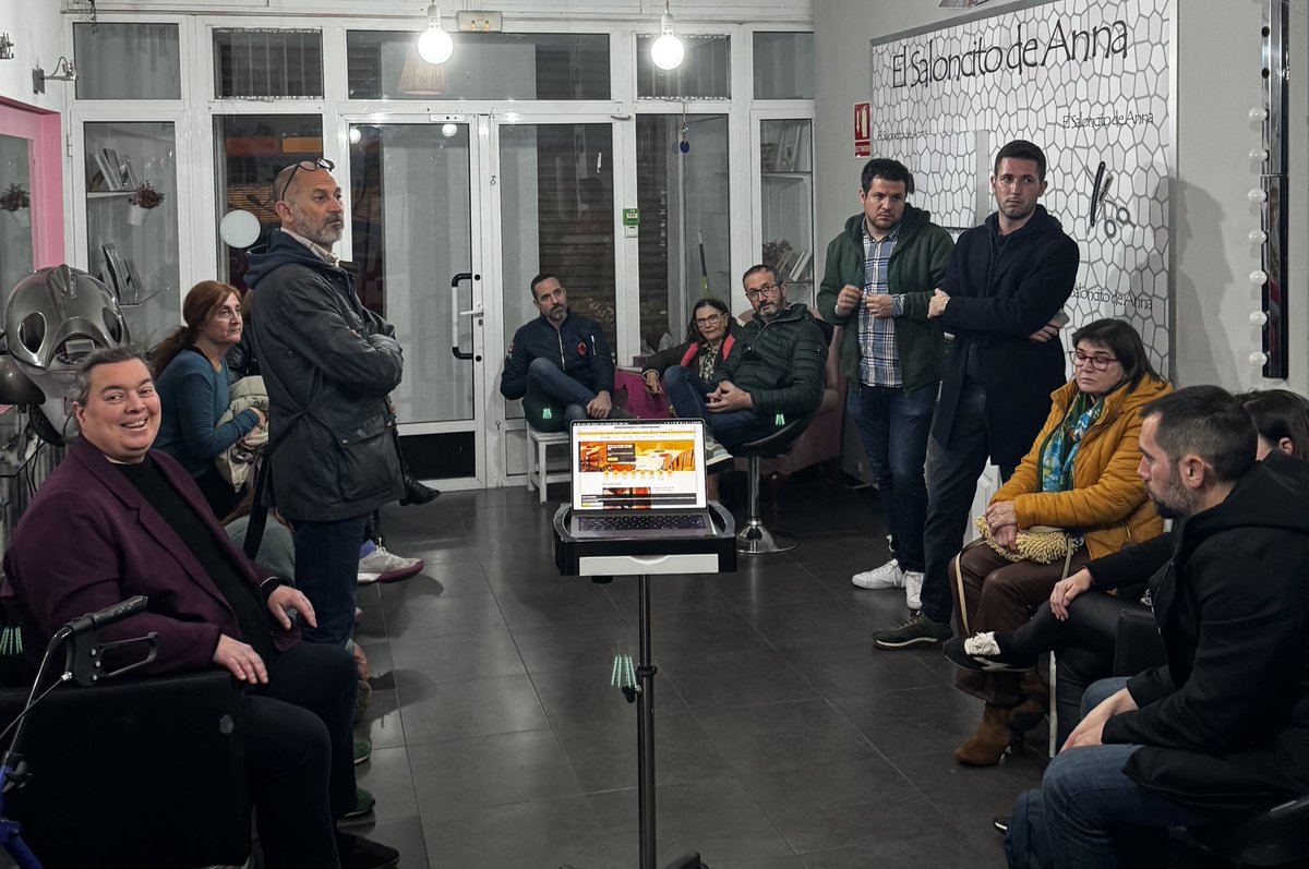AVLaRoqueta's tweet photo. Hoy nos hemos reunido para repasar los temas pendientes del barrio.

@NoemiGaleraN, gran fan de La Roqueta, nos ha dado alguna idea!   #OT2023 #accionvecinal https://t.co/y5zBvclENi