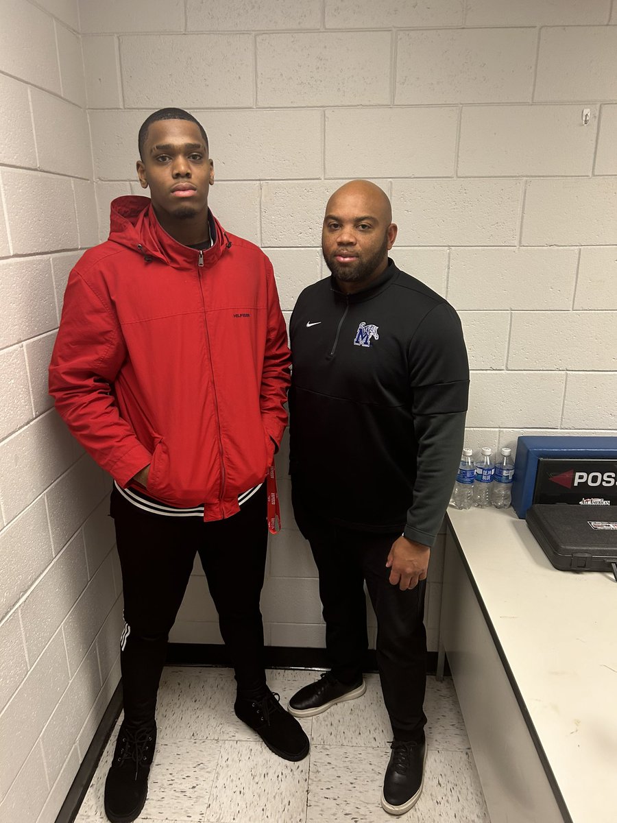 Tra1e_'s tweet photo. Thanks for stopping by @CoachClark3 💪🏽💪🏽 https://t.co/tQbpA477Gj