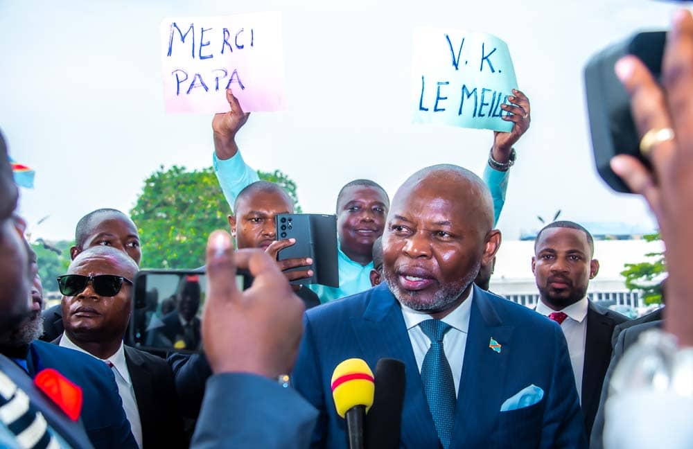 Vk, un  homme des convictions. Toujours combattu mais jamais abattu. Éternellement égal à lui même.
Malgré des insultes, les mensonges des haineux et la politique de l'autruche que vous utilisez, il est serein !
 Un allié constant et loyal auprès du <a href="/Fatshi20/">Fatshi Président</a> depuis 2018.