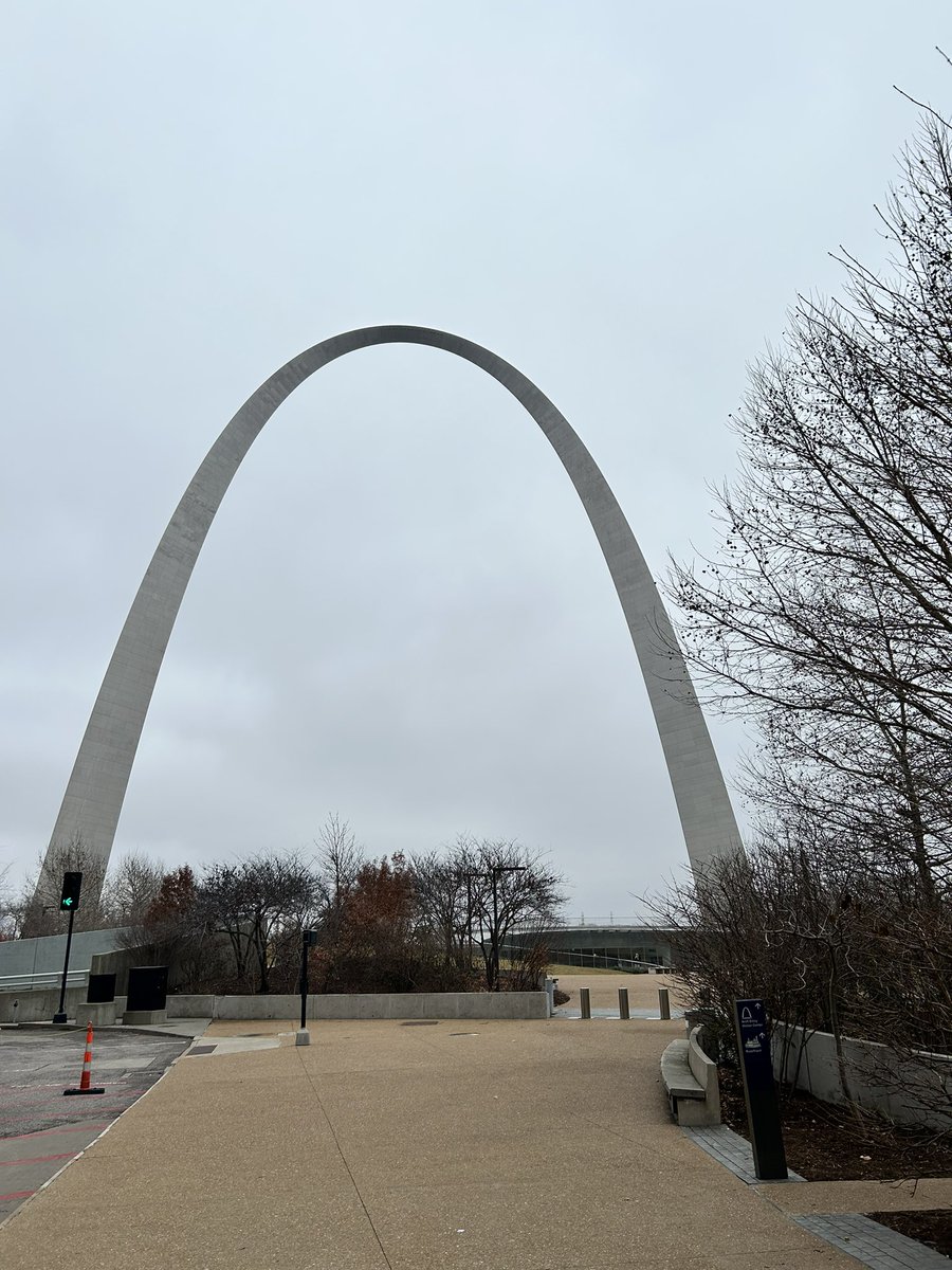tcardamone07's tweet image. @BCSDBEES makes it to the top of the St Louis Arch! @PLTWorg #sparkingCuriosity2024