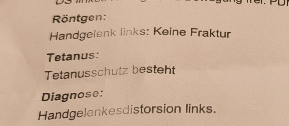 WeberKili's tweet photo. So, war wegen den Schmerzen jetzt im Krankenhaus. Dort wurde eine Verstauchung des betroffenen Handgelenkes festgestellt.
#dd2901 #Weinböhla #Querdenken #extremeRechte #AusgebranntePresse #Pressefreiheit https://t.co/NAqTM2xvtW