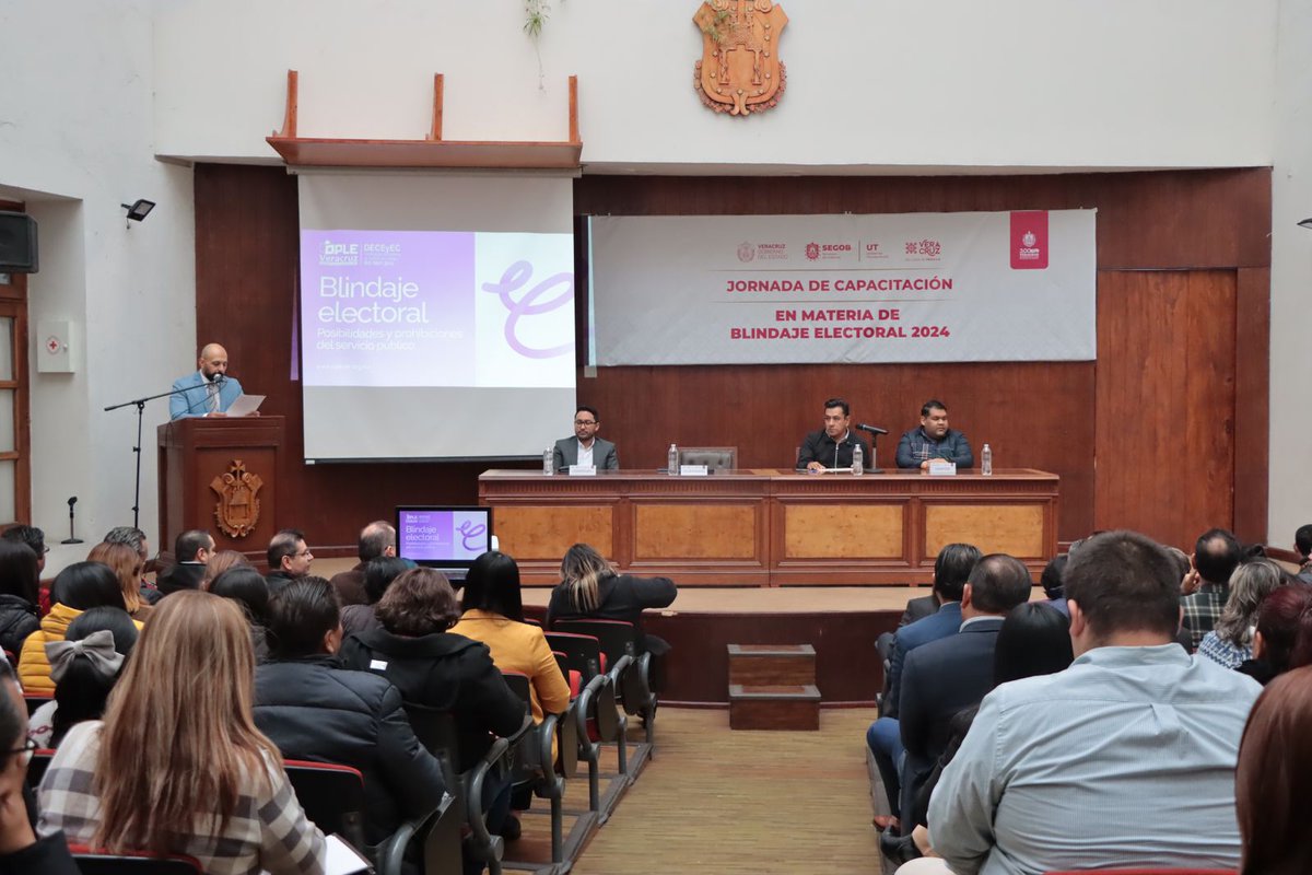 subjyal's tweet photo. En representación del @SEGOBVeracruz Carlos Juárez Gil, el @subjyal @israel_roldan, participó en el acto inaugural de la Jornada de Capacitación en Materia de Blindaje Electoral 2024, dirigida a servidores públicos; seguimos transformando al Veracruz que #NosLlenaDeOrgullo https://t.co/q1jT70JSUH