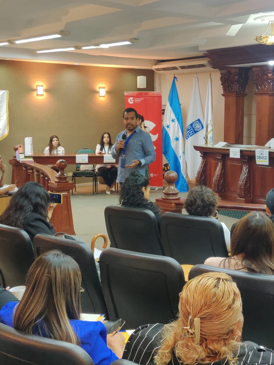 AECID_Honduras's tweet photo. 1/2 Hemos completado con éxito junto a PNUD una serie de talleres para fomentar la participación ciudadana en la formulación de propuestas🙋‍♀️🙋‍♂️además de simulacros para comprender las normativas del proceso electoral y su relevancia en la construcción de una sociedad democrática🗳️ https://t.co/ASkv6tVmUS