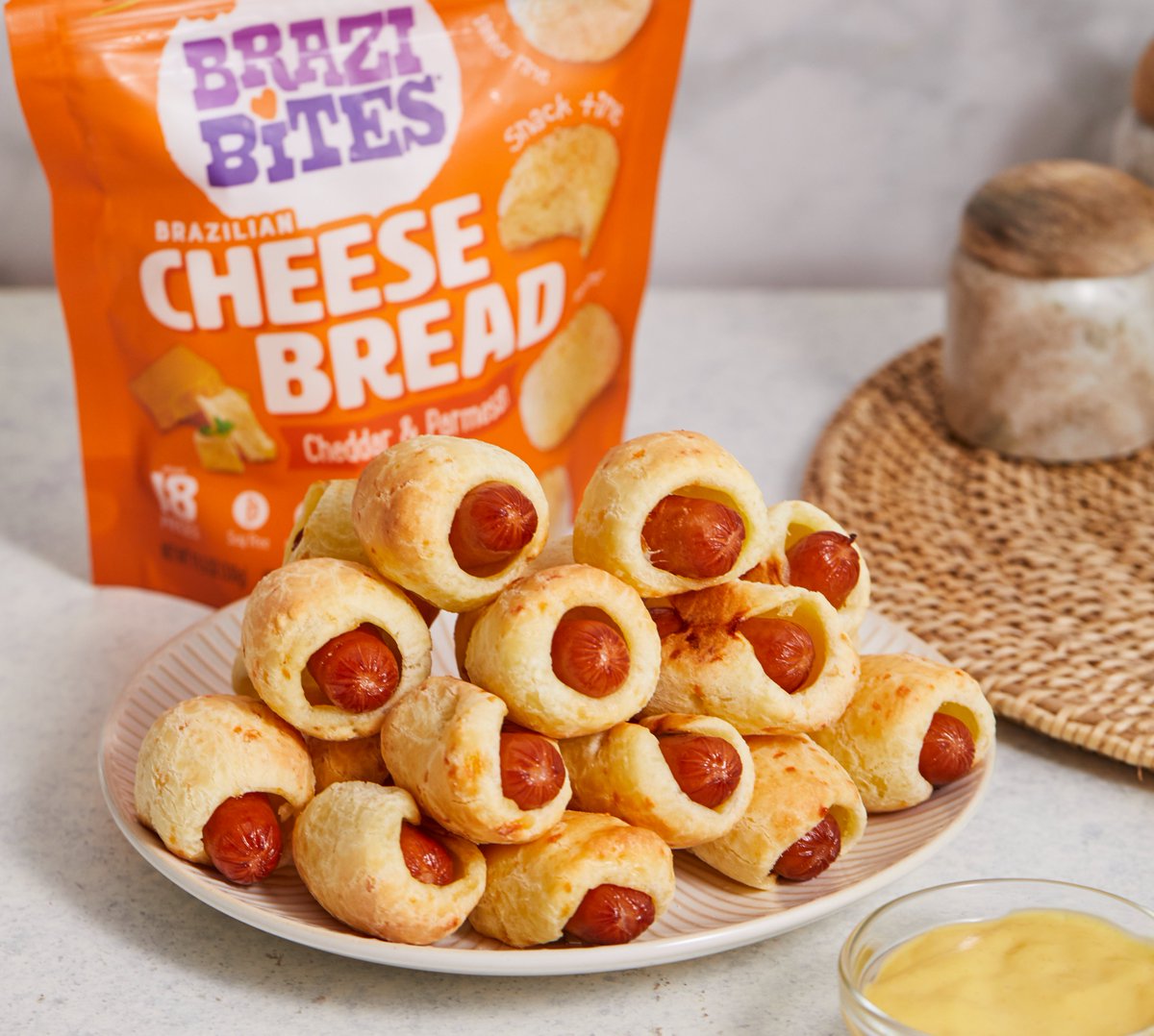 Get ready to kick back, snack, and enjoy the Big Game with us! 🏈🧀 We’re serving Pigs in a Blanket made with Brazi Bites Cheddar and Parmesan Cheese Bread because everything’s better with extra cheese, right? 🌭🙌 Who are you cheering for, the Chiefs or the Ravens?
