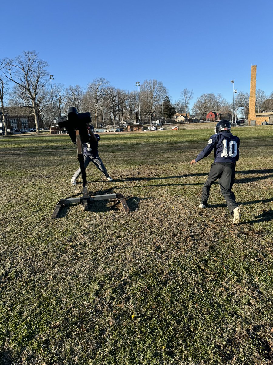 DarienShaw's tweet photo. Getting in that work before we leave Thursday for the National Champions League All Star Game!!  Practice tomorrow &amp; Wednesday.  HPC LB’s
@djshaw10_ 
@trust_in54 
@HPCBisonSports 
@hettenm 
@HPEmichael 
@hpcbisonfball https://t.co/j6J2IhuO4S