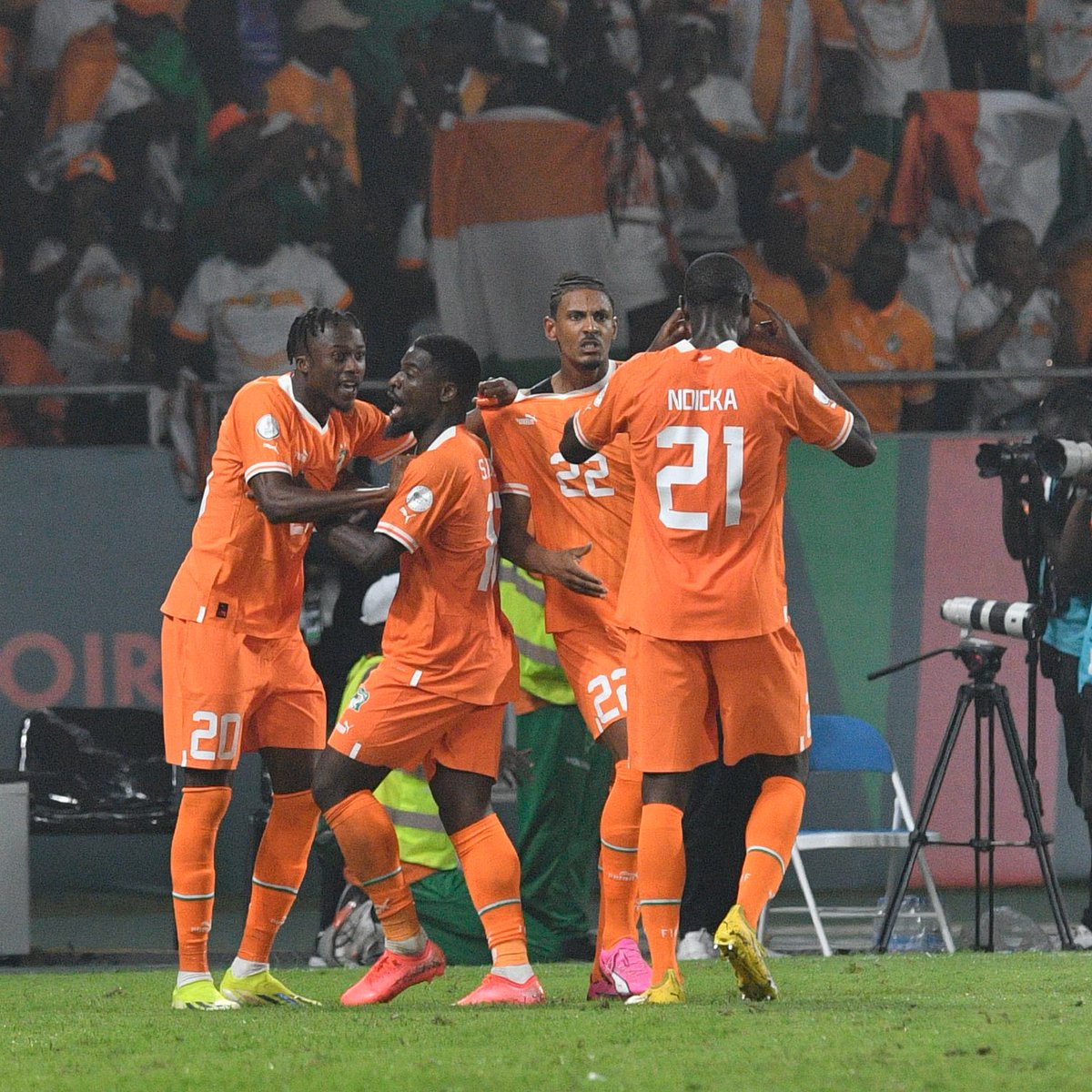 CAF_Online's tweet photo. That’s how you celebrate a late equalizer! 💥💪

#SENCIV | #TotalEnergiesAFCON2023 https://t.co/UdU1iuw9Zm