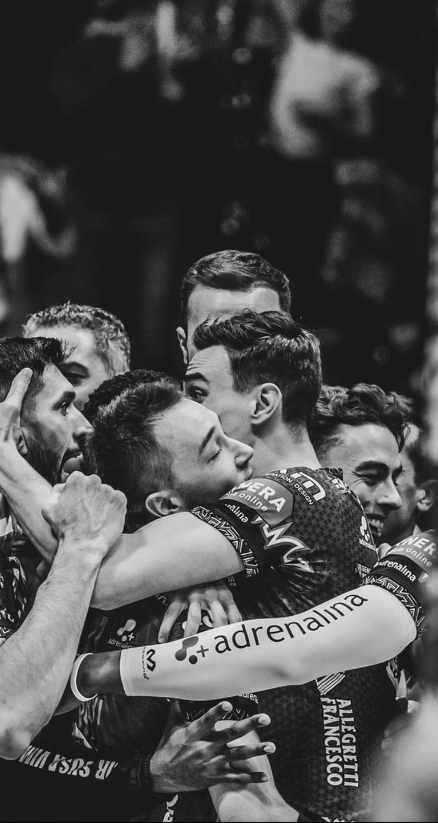 colorsoffeeling's tweet photo. Lo stesso abbraccio da 10 angolazioni diverse, ma pur sempre speciale ❤️‍🩹✨ https://t.co/ZLvJXX5EN4