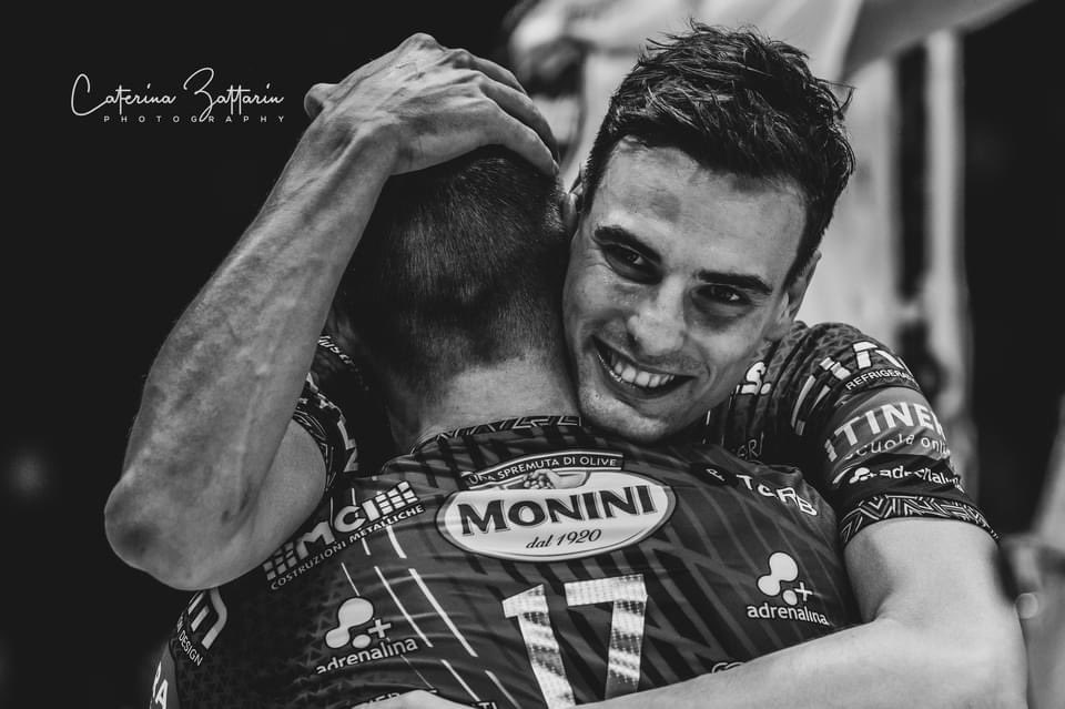 colorsoffeeling's tweet photo. Lo stesso abbraccio da 10 angolazioni diverse, ma pur sempre speciale ❤️‍🩹✨ https://t.co/ZLvJXX5EN4