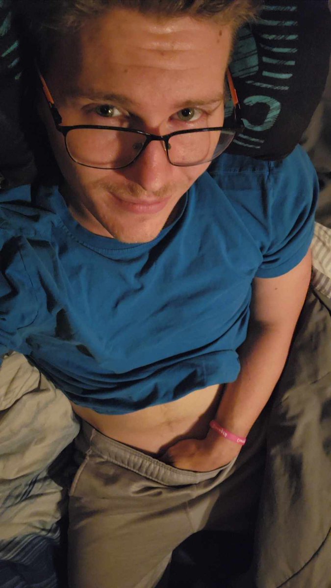 MagicMichaelXXX's tweet photo. Who wants to replace my hand for me? https://t.co/jsaTpqFBtz