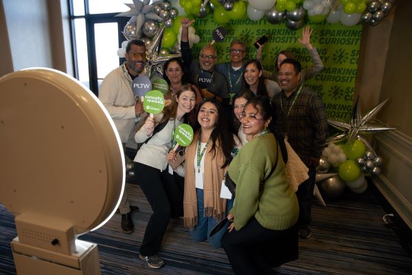 PLTWorg's tweet image. Don&apos;t miss out on your group photo! #SparkingCuriosity2024 #STEMeducation