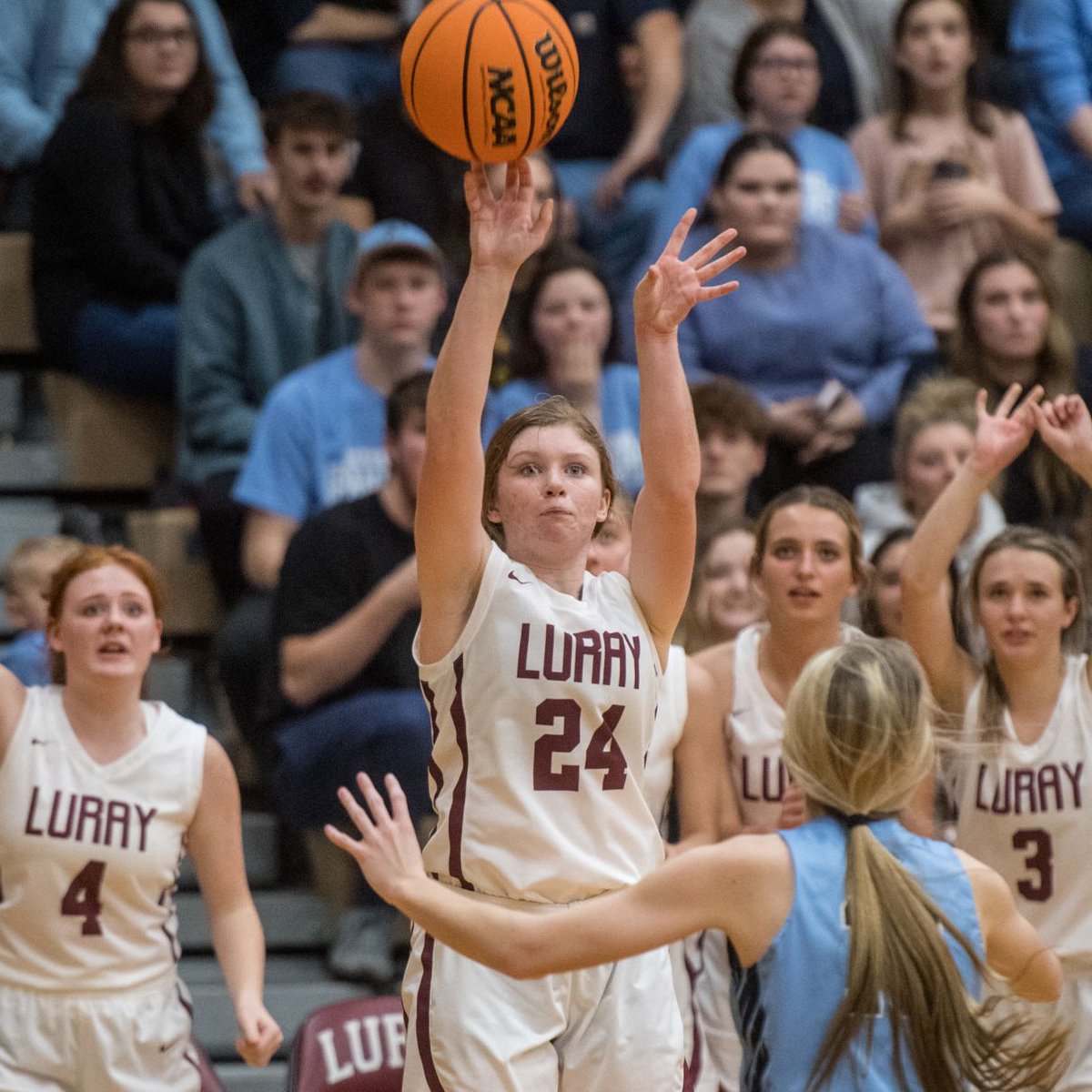 “She’s taken time to learn, to grow, and has been around really good players.” As her decorated four-year career comes to an end, senior guard Emily Donovan leaves a lasting legacy with the Luray girls basketball program (via @John_R_Breeden): dnronline.com/sports/high_sc…