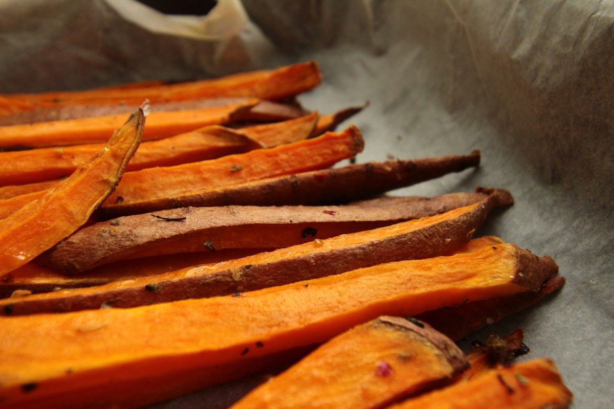 EasyCookGuide's tweet image. Are you a fan of Maple Pecan Sweet Potatoes!🤔
A simple and delicious recipe to add a burst of flavor to your meal. 🥰
Roast sweet potatoes, drizzle with maple syrup, sprinkle pecans, and bake to perfection. 
Sweet, savory, and oh-so-satisfying! 😋

👉easycookingguide.com/how-to-cook-ma…