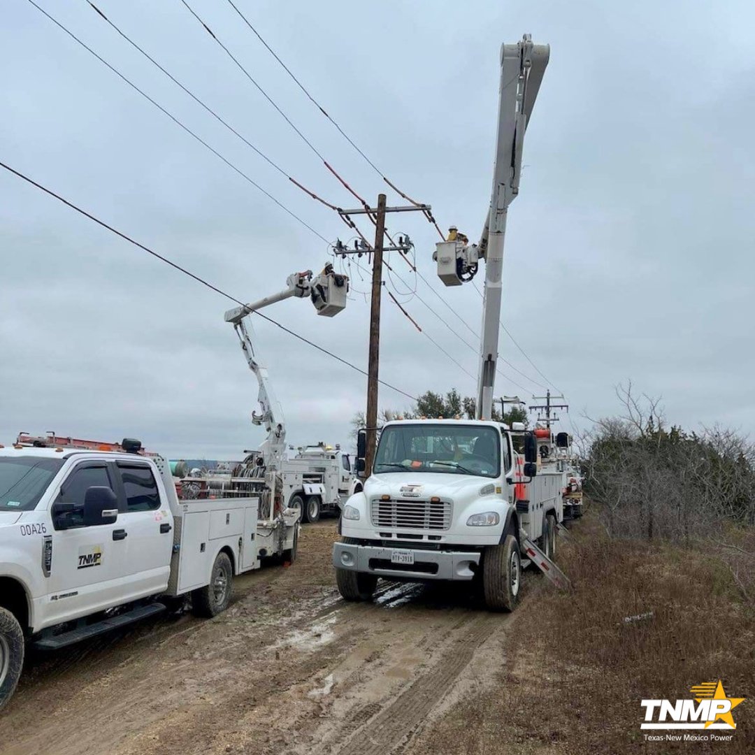 TNMP's tweet image. Shoutout to our hardworking CTX crews making a difference in Gatesville! We&apos;re focused on enhancing reliability by setting up a new pole and installing a new air switch. Their dedication keeps our community powered up &amp;amp; running smoothly.  #ReliabilityWork #PoweringOurCommunity