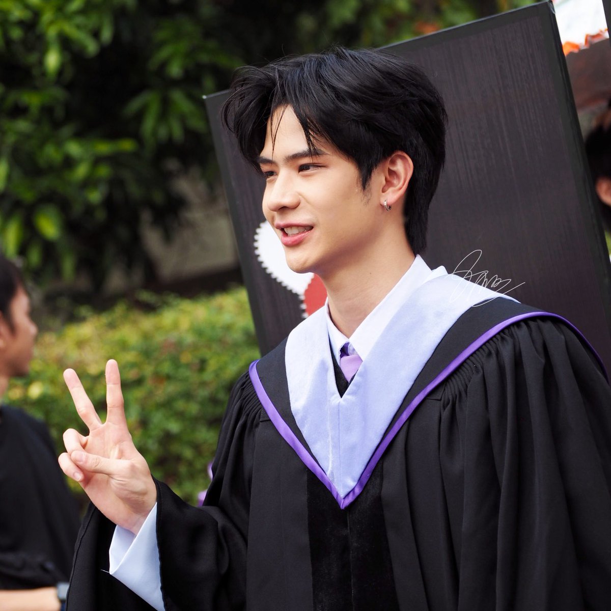 ning_bly's tweet photo. หล่อเกิ้นนน (คำพูดของพี่จองคัลแลน)
#LatteGraduationDay
~@latte_tnc #LatteTNC~ https://t.co/iZMOP6z34d