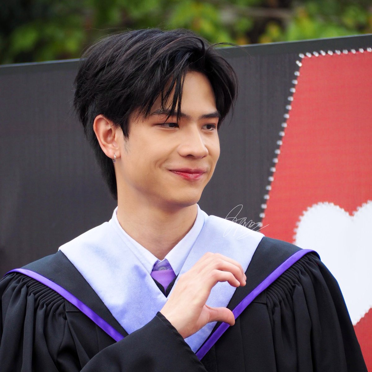 ning_bly's tweet photo. หล่อเกิ้นนน (คำพูดของพี่จองคัลแลน)
#LatteGraduationDay
~@latte_tnc #LatteTNC~ https://t.co/iZMOP6z34d