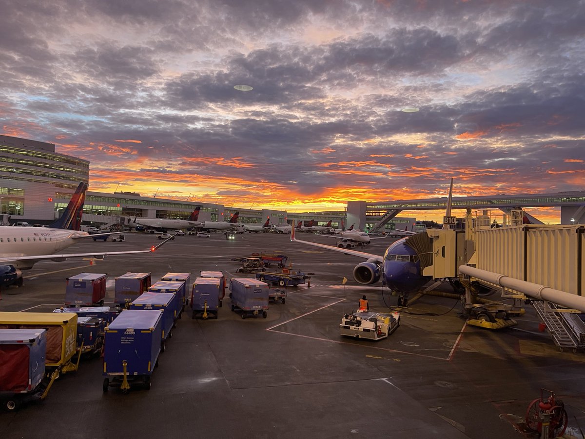 AndreCHorton's tweet photo. Really…no filter at all! Well done @SeaTacAirport  #drefoto https://t.co/IbvJi76dD5
