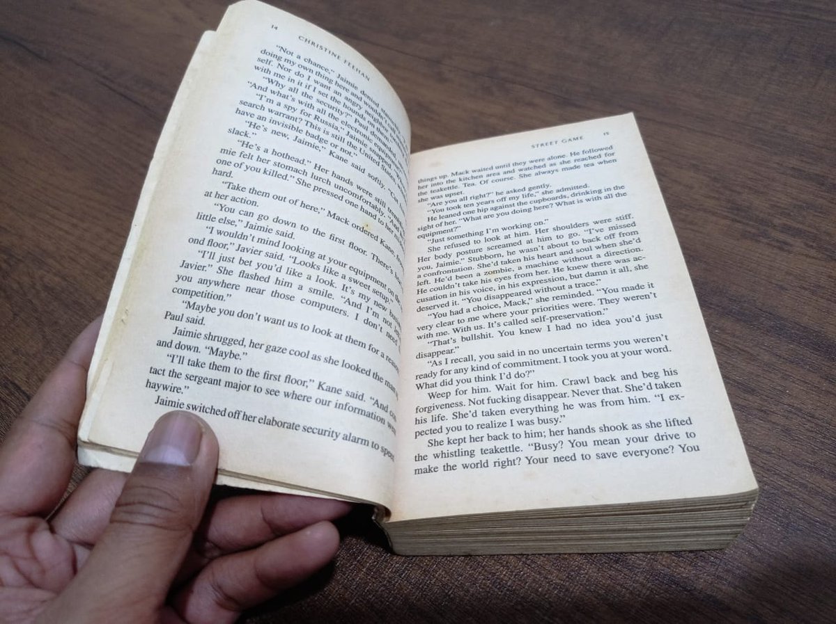 soentingmelajoe's tweet image. Street Game - Christine Feehan (buku impor) 

Kondisi: baik, ada coretan pensil, jilidan buku belah di tengah

Penerbit: Jove Books
Tahun: 2010
Tebal: 418 hlm. 

30.000

#preloved #streetgame #christinefeehan #catrabbitstore